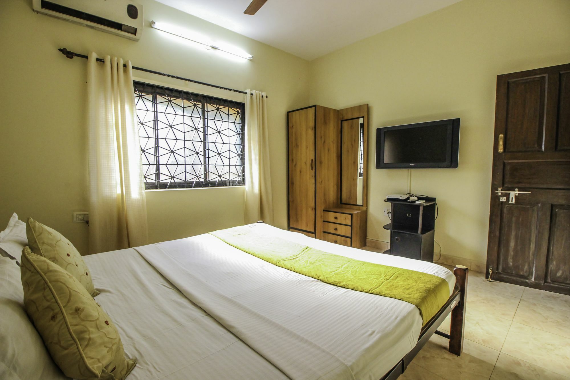 Oyo 10203 Bright 2bhk Apartment *